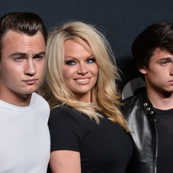 Pamela Anderson et ses fils Brandon et Dylan Lee assistent au défilé "Saint Laurent at the Palladium" à l'Hollywood Palladium. Los Angeles, le 10 février 2016.