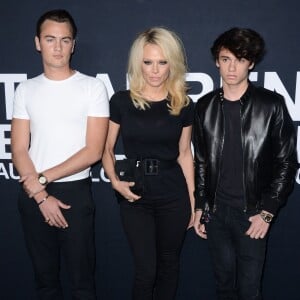 Pamela Anderson et ses fils Brandon et Dylan Lee assistent au défilé "Saint Laurent at the Palladium" à l'Hollywood Palladium. Los Angeles, le 10 février 2016.