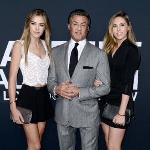 Sylvester Stallone et ses filles Sophia et Sistine assistent au défilé "Saint Laurent at the Palladium" à l'Hollywood Palladium. Los Angeles, le 10 février 2016.