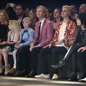 Beck, Justin Bieber, Joan Jett et Mark Ronson au premier rang du défilé "Saint Laurent at the Palladium" à l'Hollywood Palladium. Los Angeles, le 10 février 2016.