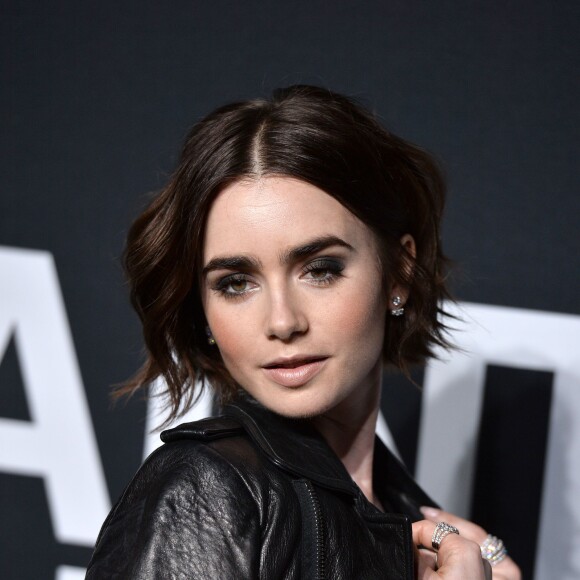 Lily Collins assiste au défilé "Saint Laurent at the Palladium" à l'Hollywood Palladium. Los Angeles, le 10 février 2016.