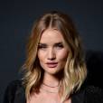 Rosie Huntington-Whiteley assiste au défilé "Saint Laurent at the Palladium" à l'Hollywood Palladium. Los Angeles, le 10 février 2016.