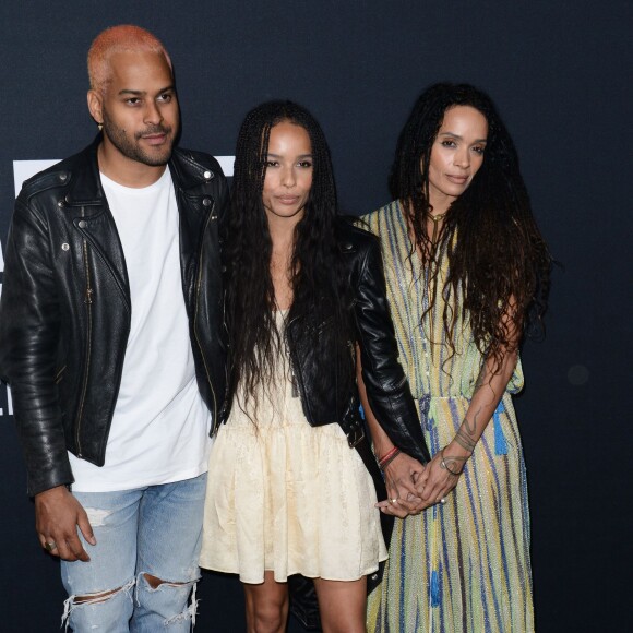 Lisa Bonet, sa fille Zoë Kravitz et son petit ami Twin Shadow assistent au défilé "Saint Laurent at the Palladium" à l'Hollywood Palladium. Los Angeles, le 10 février 2016.