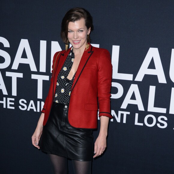 Milla Jovovich assiste au défilé "Saint Laurent at the Palladium" à l'Hollywood Palladium. Los Angeles, le 10 février 2016.