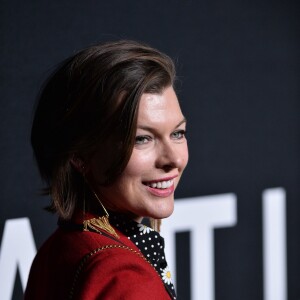 Milla Jovovich assiste au défilé "Saint Laurent at the Palladium" à l'Hollywood Palladium. Los Angeles, le 10 février 2016.