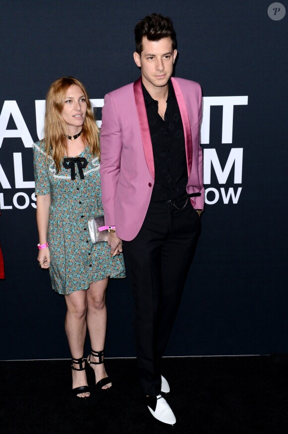 Joséphine de La Baume et Mark Ronson assistent au défilé "Saint Laurent at the Palladium" à l'Hollywood Palladium. Los Angeles, le 10 février 2016.