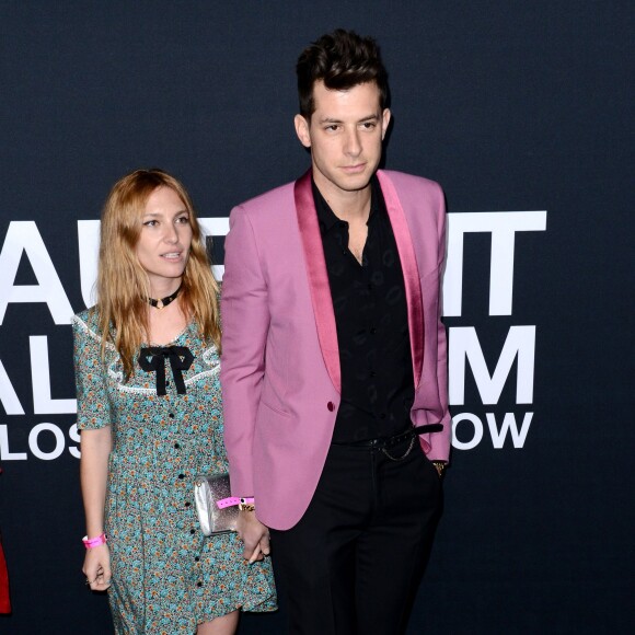 Joséphine de La Baume et Mark Ronson assistent au défilé "Saint Laurent at the Palladium" à l'Hollywood Palladium. Los Angeles, le 10 février 2016.