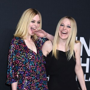 Elle et Dakota Fanning assistent au défilé "Saint Laurent at the Palladium" à l'Hollywood Palladium. Los Angeles, le 10 février 2016.