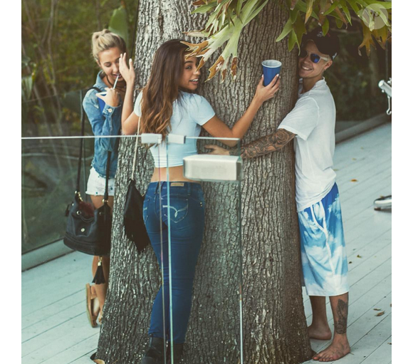 Justin Bieber et Hailey Baldwin ainsi qu'une amie. Photo publiée sur Instagram au mois de février 2016.