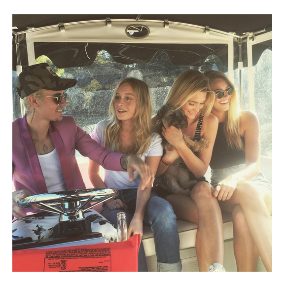 Justin Bieber plutôt bien entourée. Photo publiée sur Instagram au mois de février 2016.