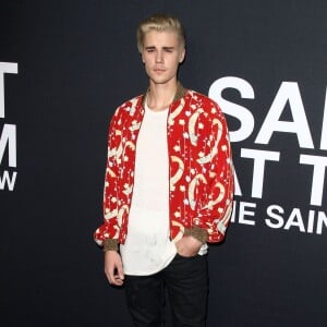 Justin Bieber - People au défilé Saint-Laurent à Hollywood le 10 février 2016.