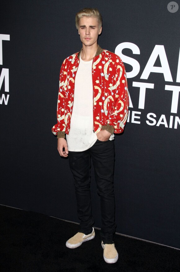 Justin Bieber - People au défilé Saint-Laurent à Hollywood le 10 février 2016.