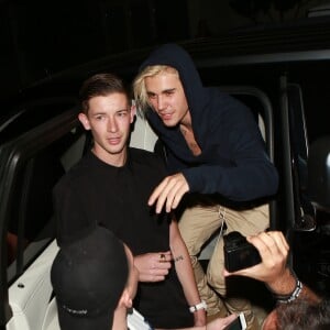 Justin Bieber pose avec un fan à la sortie du restaurant Nice guy à Los Angeles, le 8 février 2016 © CPA/Bestimage