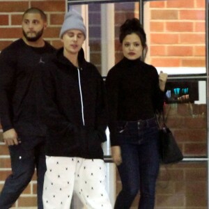 Exclusif - Justin Bieber sort d'un hôtel avec une jeune fille sosie de Selena Gomez à Beverly Hills le 21 janvier 2016.