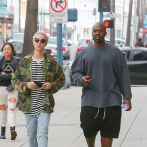 Justin Bieber se promène avec Corey Gamble dans les rues de Beverly Hills, le 18 janvier 2016.