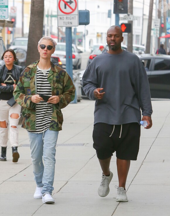 Justin Bieber se promène avec Corey Gamble dans les rues de Beverly Hills, le 18 janvier 2016.