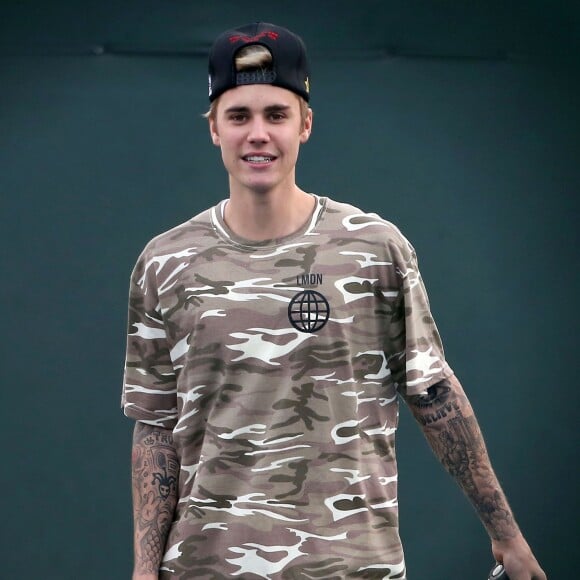 Exclusif - Prix spécial - Justin Bieber prend des cours de tennis à Los Angeles le 10 janvier 2016.