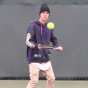 Exclusif - Prix spécial - Justin Bieber prend des cours de tennis à Los Angeles le 10 janvier 2016.