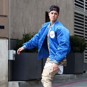 Justin Bieber fait du skateboard dans les rues de Beverly Hills, le 10 janvier 2016