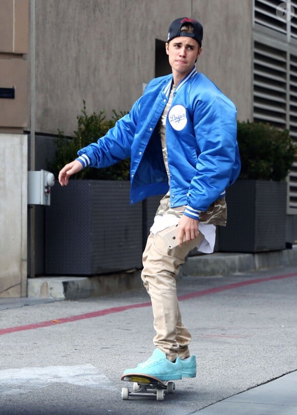 Justin Bieber fait du skateboard dans les rues de Beverly Hills, le 10 janvier 2016