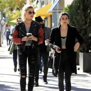 Hailey Baldwin se promène avec une amie, puis va rejoindre Kendall Jenner au restaurant Il Pastaio à Beverly Hills, le 12 janvier 2016.