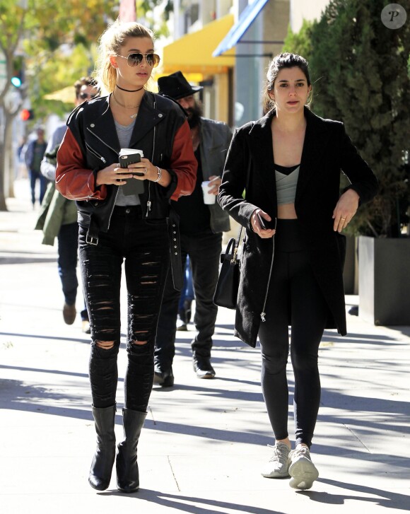Hailey Baldwin se promène avec une amie, puis va rejoindre Kendall Jenner au restaurant Il Pastaio à Beverly Hills, le 12 janvier 2016.