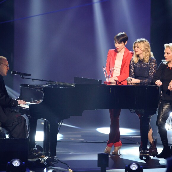 William Sheller au piano devant Jeanne Cherhal, Louane et Véronique Sanson - Victoires de la musique au Zénith de Paris, le 12 février 2016.