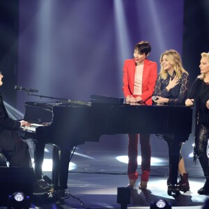 William Sheller au piano devant Jeanne Cherhal, Louane et Véronique Sanson - Victoires de la musique au Zénith de Paris, le 12 février 2016.