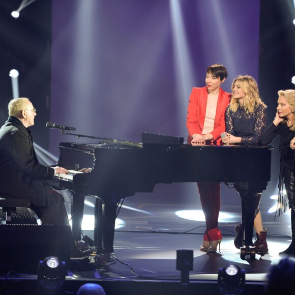 William Sheller au piano devant Jeanne Cherhal, Louane et Véronique Sanson - Victoires de la musique au Zénith de Paris, le 12 février 2016.