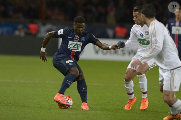 Serge Aurier lors du 16e de finale de la Coupe de France entre le Paris Saint-Germain et l'Olympique Lyonnais au Parc des Princes à Paris, le 10 février 2016