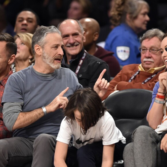 Jon Stewart avec Jason Sudeikis et Olivia Wilde lors de la All Star Saturday Night à l'Air Canada Centre de Toronto durant le All Star Weekend, le 13 février 2016