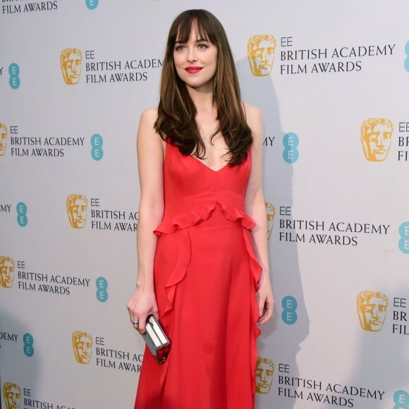 Dakota Johnson, habillée d'une robe Christian Dior - 69e cérémonie des British Academy Film Awards (BAFTA) à Londres, le 14 février 2016.