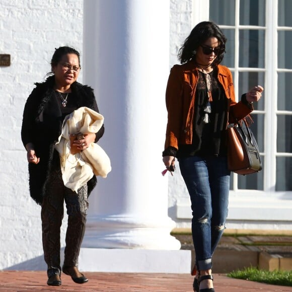 Vanessa Hudgens et sa soeur Stella se rendent sur la tombe de leur père au cimetière de Glendale, le 2 février 2016.