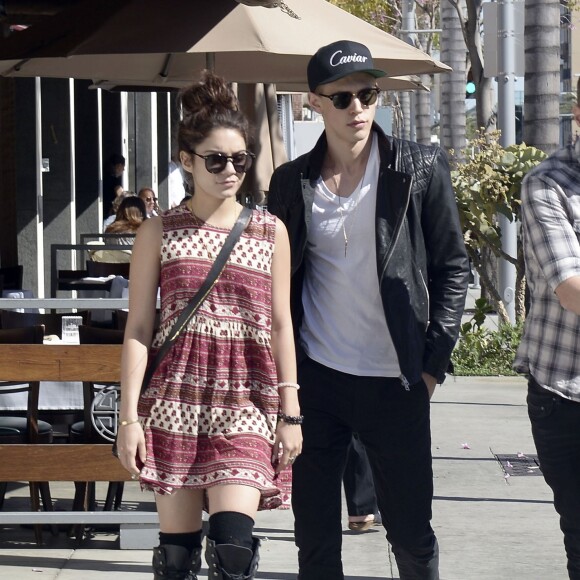 Vanessa Hudgens et Austin Butler sont alles dejeuner au cafe Roma de Beverly Hills avec leur ami, Oliver Trevena, le 18 avril 2013