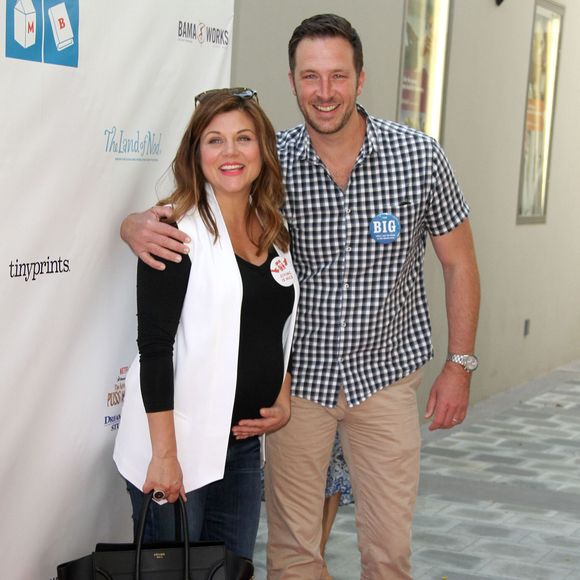 Tiffani Thiessen, enceinte et son mari Brady Smith à la 6ème soirée annuelle de " Milk+Bookies " à Los Angeles, le 19 avril 2015