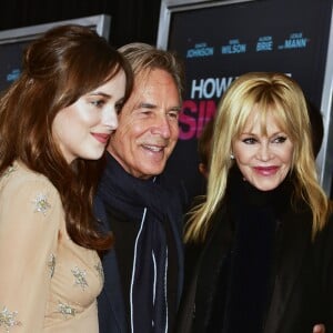 Dakota Johnson avec ses parents Don Johnson et Melanie Griffith - Première du film "How To Be Single" à New York. Le 3 février 2016