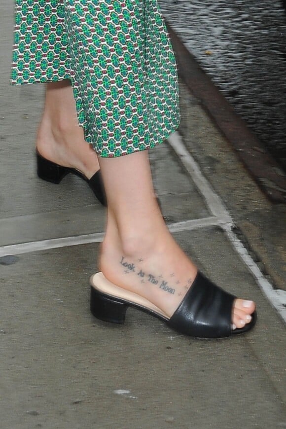 Dakota Johnson (tatouage sur le pied) à New York le 10 septembre 2015.