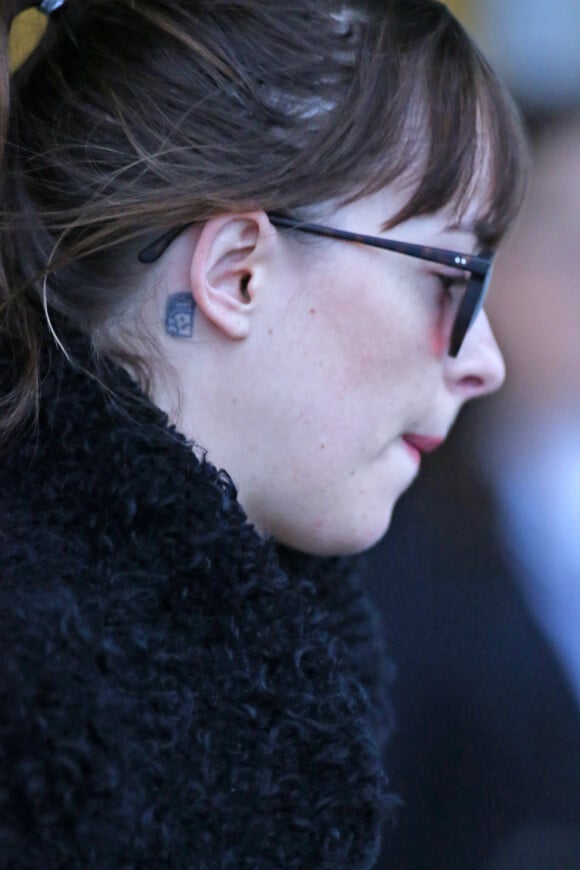 Dakota Johnson (tatouage derrière l'oreille) à Vancouver, le 15 février 2016.