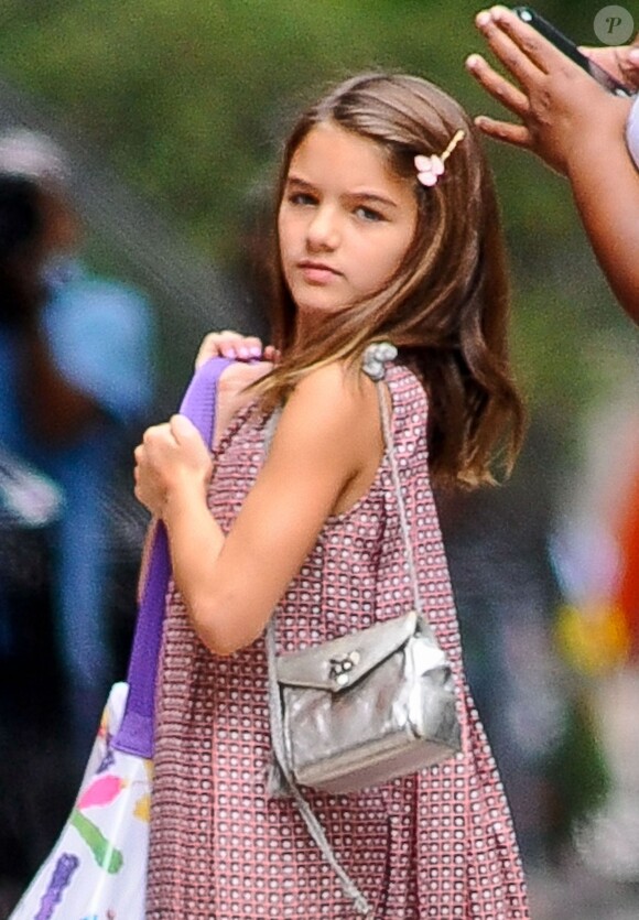 Suri Cruise, la fille de Tom Cruise et Katie Holmes, rentre à la maison après un rendez-vous avec ses amies à New York le 27 juillet 2015.