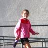 Exclusif  - Suri Cruise, la fille de Katie Holmes et Tom Cruise, participe à une course d'athlétisme à Los Angeles sous le regard attentif de sa nounou. Le 8 avril 2015