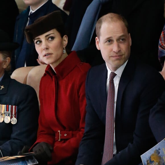 Kate Middleton et le prince William faisaient le 18 février 2016 leur retour à Anglesey, au Pays de Galles, pour assister à une parade et prendre part à une réception marquant officiellement le démantèlement de l'unité de Recherche et de Secours de la RAF à la base RAF Valley, où le duc de Cambridge a servi entre 2010 et 2013.