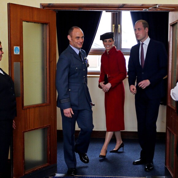 Kate Middleton et le prince William faisaient le 18 février 2016 leur retour à Anglesey, au Pays de Galles, pour assister à une parade et prendre part à une réception marquant officiellement le démantèlement de l'unité de Recherche et de Secours de la RAF à la base RAF Valley, où le duc de Cambridge a servi entre 2010 et 2013.