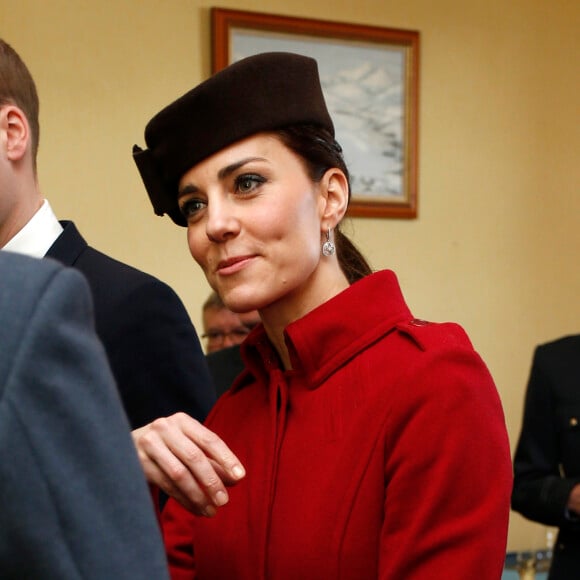 Kate Middleton et le prince William faisaient le 18 février 2016 leur retour à Anglesey, au Pays de Galles, pour assister à une parade et prendre part à une réception marquant officiellement le démantèlement de l'unité de Recherche et de Secours de la RAF à la base RAF Valley, où le duc de Cambridge a servi entre 2010 et 2013.