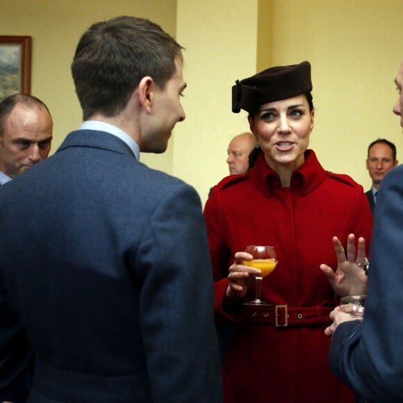 Kate Middleton et le prince William faisaient le 18 février 2016 leur retour à Anglesey, au Pays de Galles, pour assister à une parade et prendre part à une réception marquant officiellement le démantèlement de l'unité de Recherche et de Secours de la RAF à la base RAF Valley, où le duc de Cambridge a servi entre 2010 et 2013.