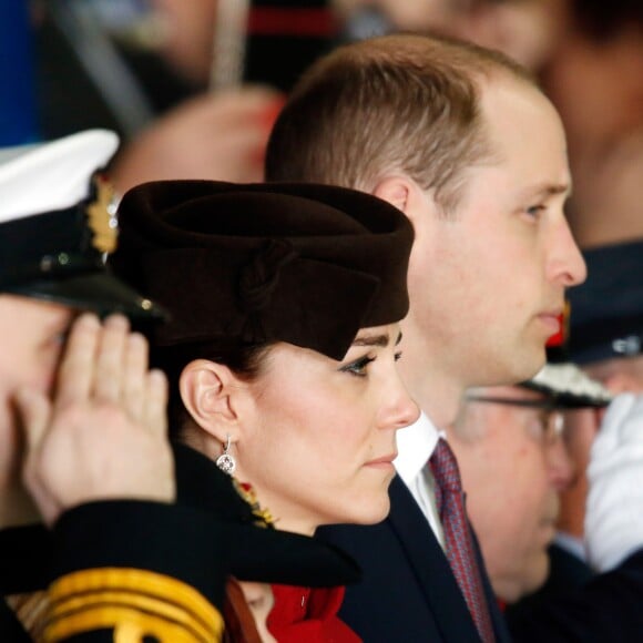 Kate Middleton et le prince William faisaient le 18 février 2016 leur retour à Anglesey, au Pays de Galles, pour assister à une parade et prendre part à une réception marquant officiellement le démantèlement de l'unité de Recherche et de Secours de la RAF à la base RAF Valley, où le duc de Cambridge a servi entre 2010 et 2013.