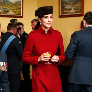 Kate Middleton et le prince William faisaient le 18 février 2016 leur retour à Anglesey, au Pays de Galles, pour assister à une parade et prendre part à une réception marquant officiellement le démantèlement de l'unité de Recherche et de Secours de la RAF à la base RAF Valley, où le duc de Cambridge a servi entre 2010 et 2013.