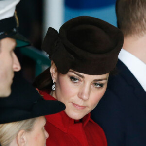 Kate Middleton et le prince William faisaient le 18 février 2016 leur retour à Anglesey, au Pays de Galles, pour assister à une parade et prendre part à une réception marquant officiellement le démantèlement de l'unité de Recherche et de Secours de la RAF à la base RAF Valley, où le duc de Cambridge a servi entre 2010 et 2013.