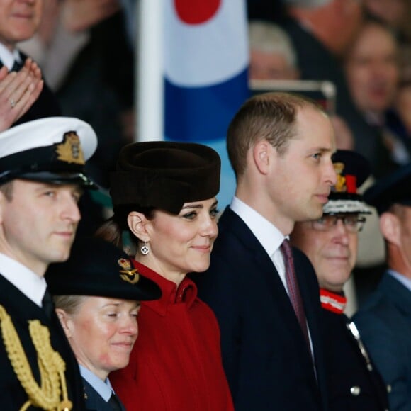 Kate Middleton et le prince William faisaient le 18 février 2016 leur retour à Anglesey, au Pays de Galles, pour assister à une parade et prendre part à une réception marquant officiellement le démantèlement de l'unité de Recherche et de Secours de la RAF à la base RAF Valley, où le duc de Cambridge a servi entre 2010 et 2013.