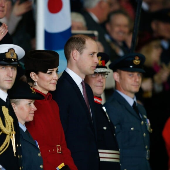 Kate Middleton et le prince William faisaient le 18 février 2016 leur retour à Anglesey, au Pays de Galles, pour assister à une parade et prendre part à une réception marquant officiellement le démantèlement de l'unité de Recherche et de Secours de la RAF à la base RAF Valley, où le duc de Cambridge a servi entre 2010 et 2013.