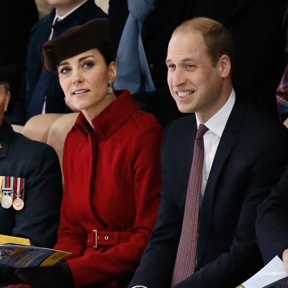 Kate Middleton et le prince William faisaient le 18 février 2016 leur retour à Anglesey, au Pays de Galles, pour assister à une parade et prendre part à une réception marquant officiellement le démantèlement de l'unité de Recherche et de Secours de la RAF à la base RAF Valley, où le duc de Cambridge a servi entre 2010 et 2013.